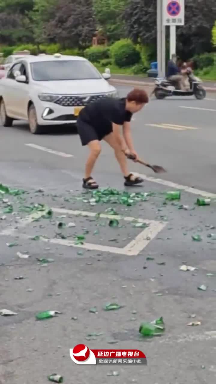 [평범한 일상의 따뜻한 이야기] 차도의 유리파편 치우는 시민~ 엄지척!