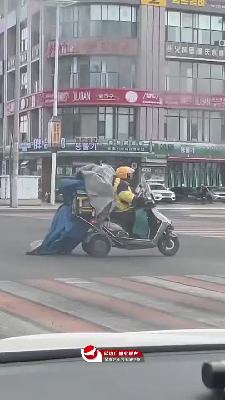 길 한복판 쓰레기 치우는 연길 배달원~ 작은 선행 큰 감동~