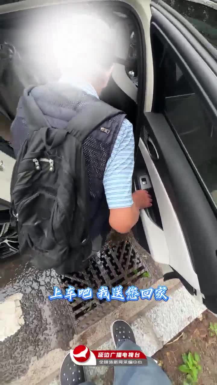 비 오는 날 로인의 귀가를 돕는 청년~