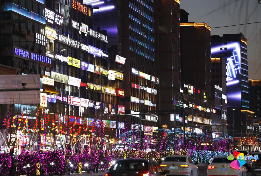 延吉夜游图鉴：霓虹灯、小吃摊和巨型雪人