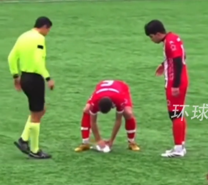 [잔디우의 감동] 꼴키퍼가 차낸 공 갈매기를 명중한 후...