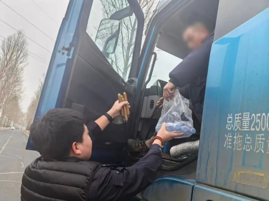 【延邊 一個(gè)溫暖的地方】藏藍(lán)守延邊 溫情暖人心