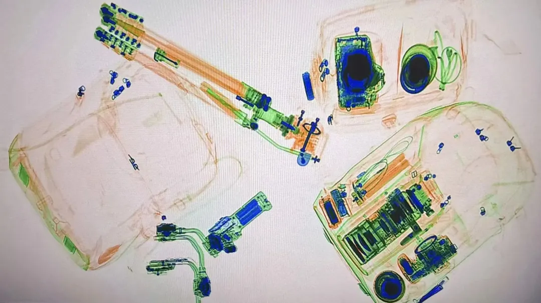 最近，吉林珲春高铁站安检仪扫出好多三脚架……