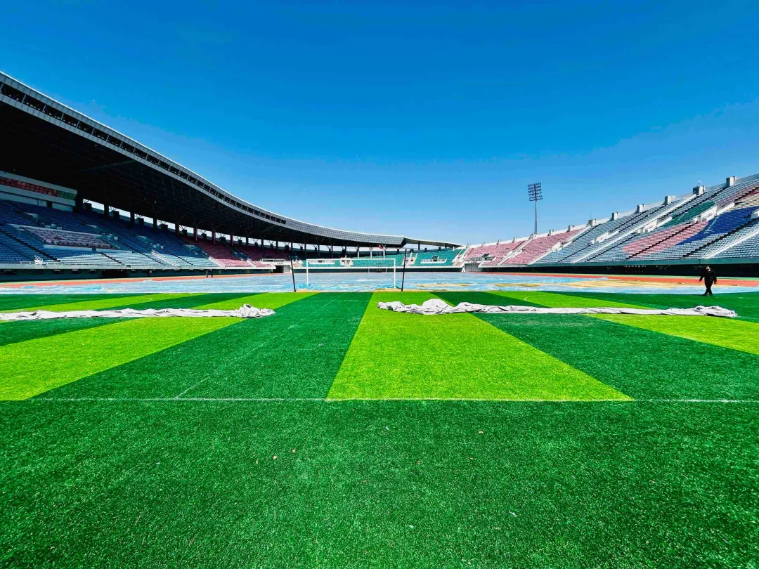 赴绿茵盛宴，享多彩延边 | 延吉“魔鬼主场”焕新待战 草皮“盖被”蓄力，足球热血归来