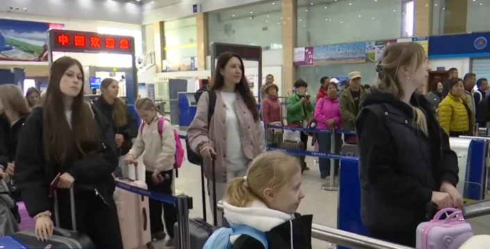 “五一”假期，珲春口岸出入境旅客突破1.5万人次，同比增长19.3%——从口岸到景区，珲春跨境游火热“出圈”