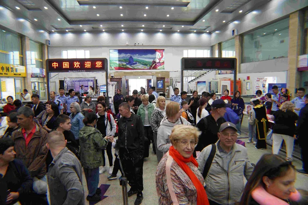 粽香盈国门！俄罗斯游客在珲春口岸感受端午文化魅力