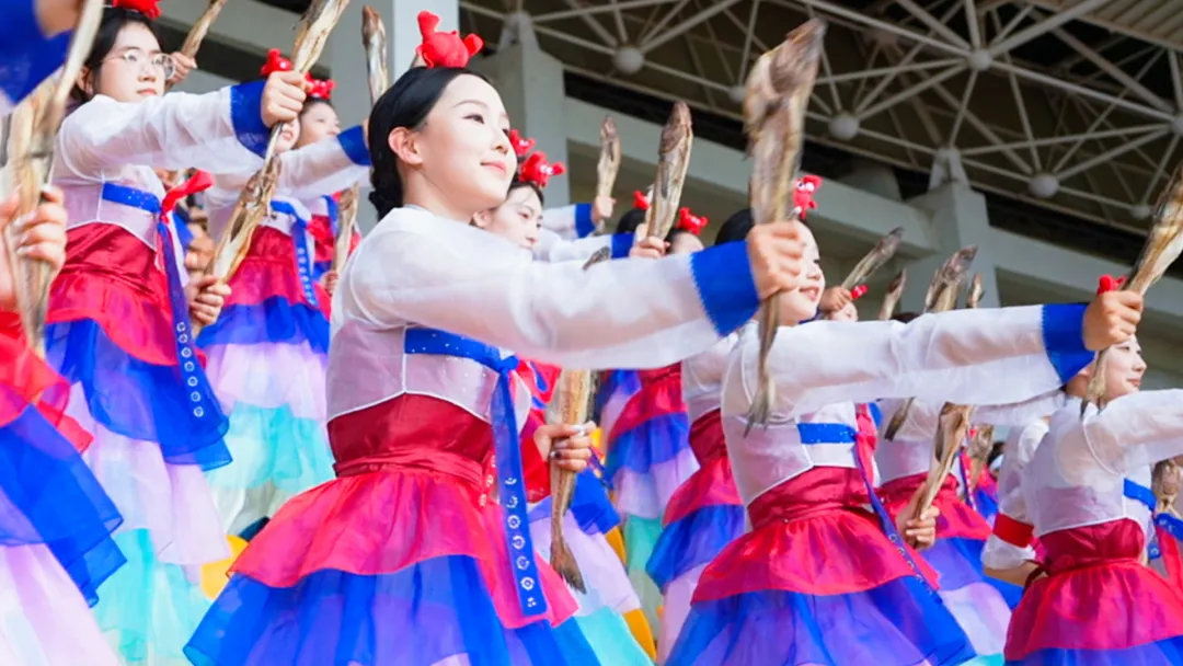 绿茵赛场搭舞台，延边特产借足球出圈 —— 延超、东北超解锁文体融合新路径