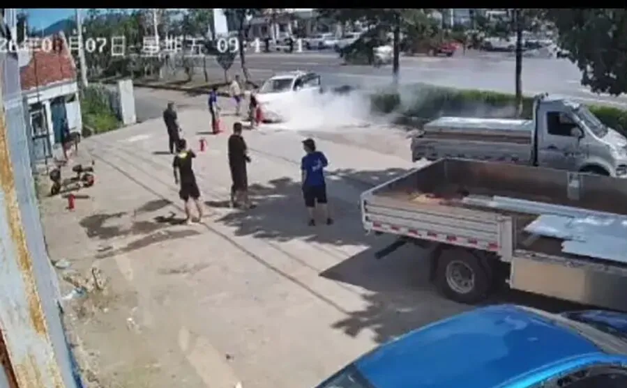 【延边 一个温暖的地方】私家车突发自燃 延吉三名群众果敢出手化解险